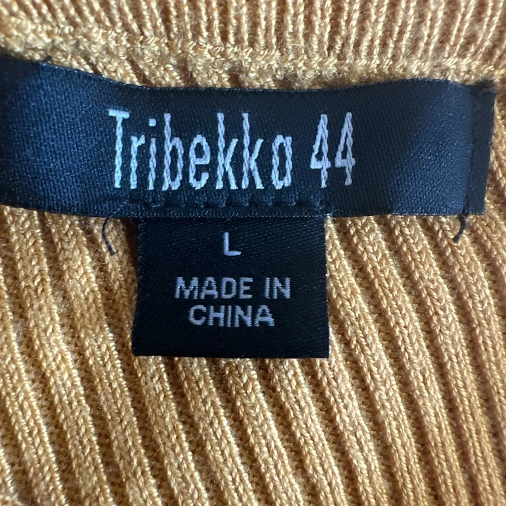 Tribekka 44 Mustard Ribbed V-Neck Sweater Lace-Up Sleeve Detail Size L(1243) - Picture 12 of 14